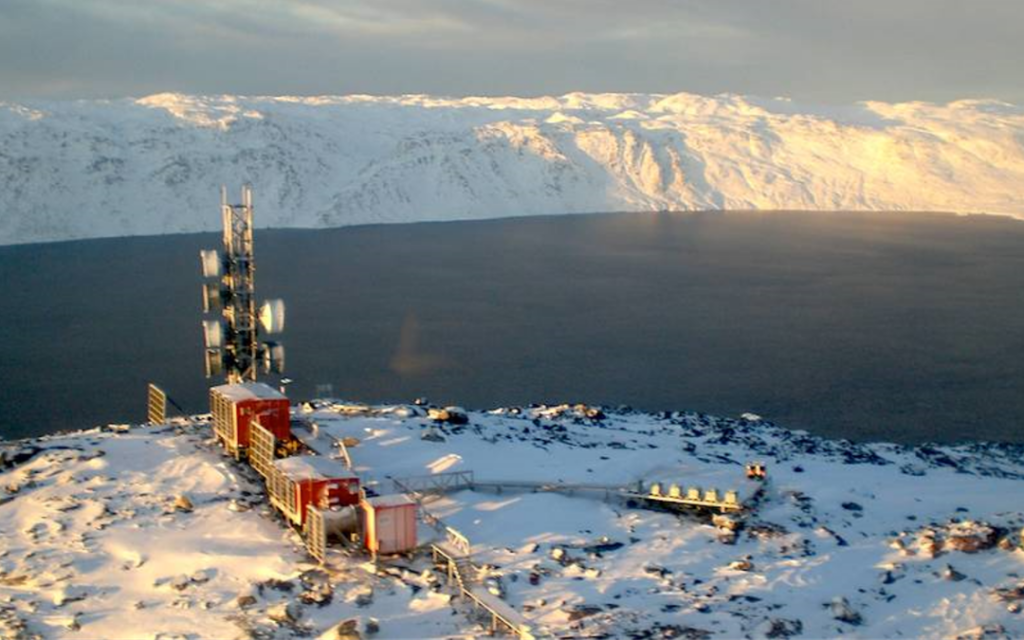 Technische Station auf mit Schnee bedeckten Berggipfel in Grönland