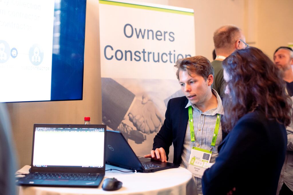 At Dalux Fair our Customer Success Manager with a customer at the Owners Construction stand
